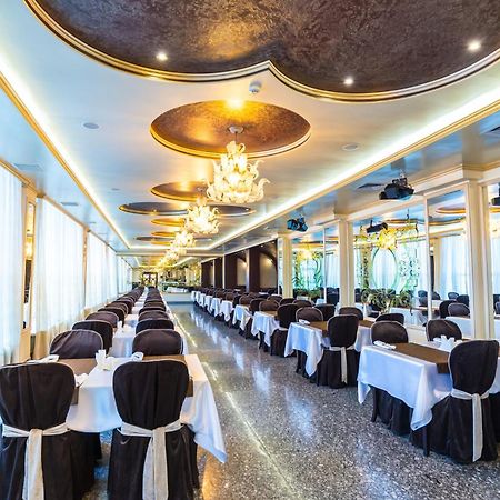 Royal Palace Hotel Almaty Bagian luar foto